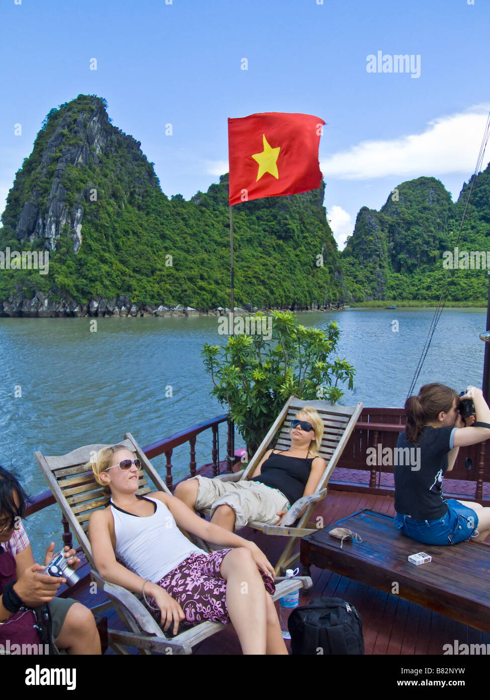 Les touristes de détente sur le plateau supérieur de la baie de Halong Vietnam Jonque JPH0174 Banque D'Images