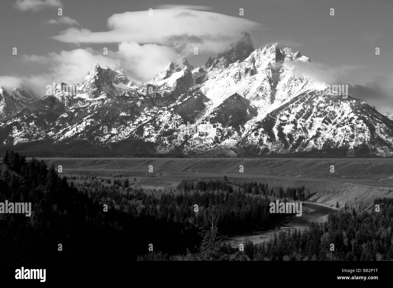 Le Grand Tetons partie de la chaîne de montagnes rocheuses Wyoming rocheuses et la rivière Snake avec Mt. Moran en noir et blanc Banque D'Images