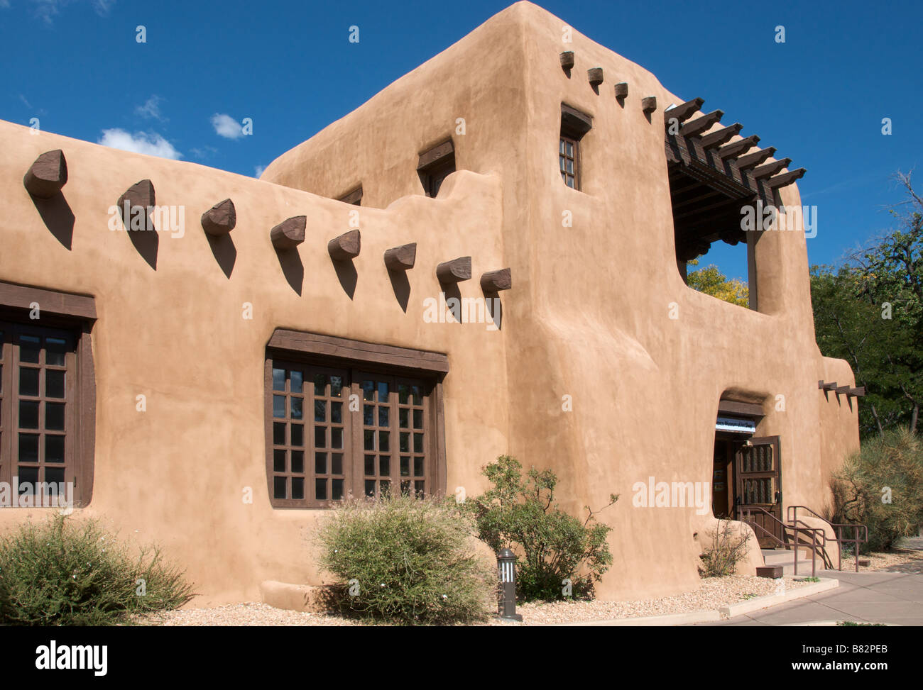 L'architecture d'adobe typique Musée des Beaux Arts d'extérieur Santa Fe New Mexico USA Banque D'Images