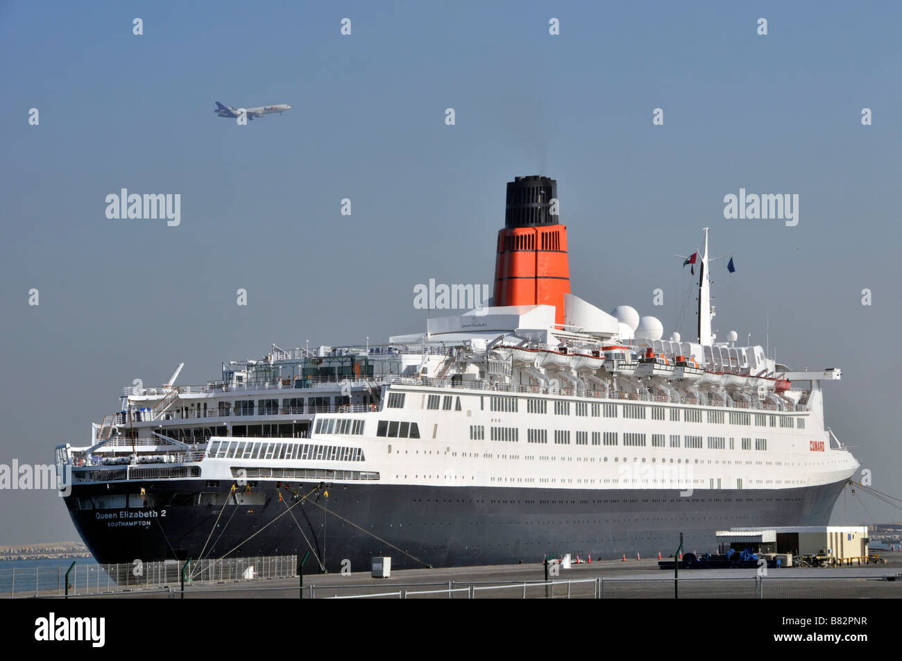 Queen Elizabeth 2 QE2 QEII ex Cunard paquebot de croisière Port Rashid Dubai en attente de conversion au musée flottant 2009 Émirats arabes Unis Banque D'Images