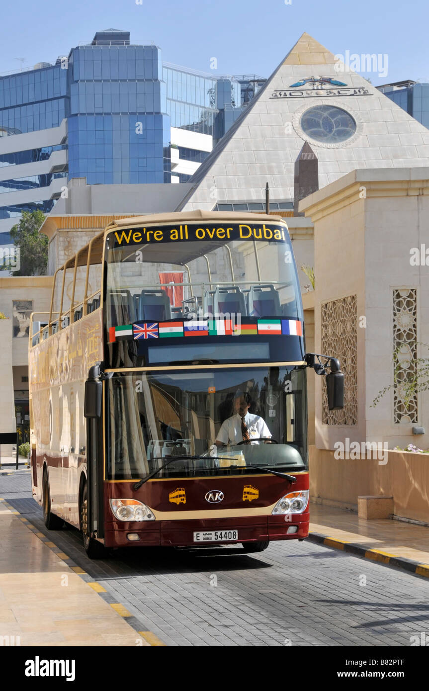 Big Bus Tour d'exploitation de l'entreprise à Dubaï de l'arrêt du bus à la Pyramide Shopping Mall Banque D'Images