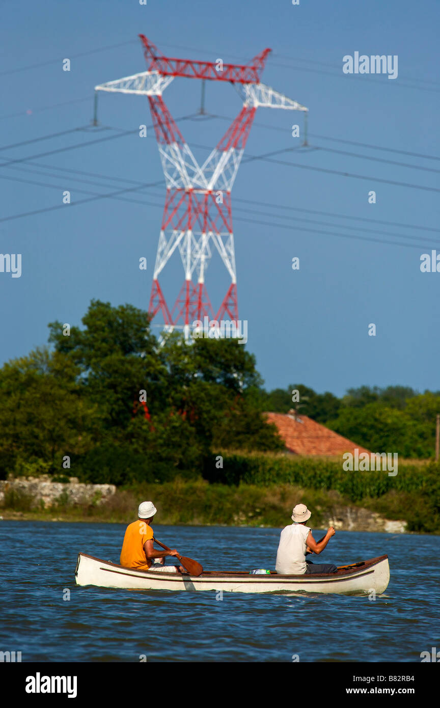 Canoe près d'une tour de l'électricité haute tension Adour France Banque D'Images