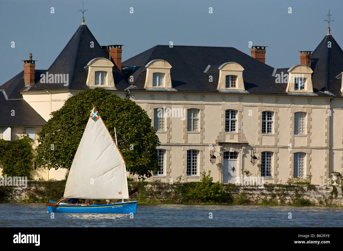 Petit bateau à voile sur l'Adour France Banque D'Images