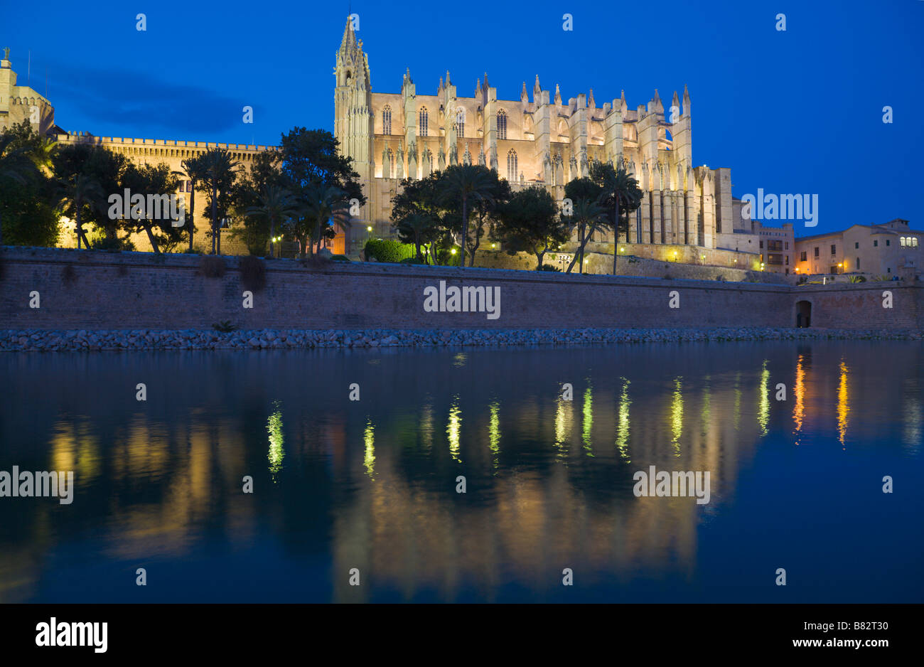 Cathédrale et palais de l'Almudaina, nuit à Palma, Majorque, Espagne Banque D'Images