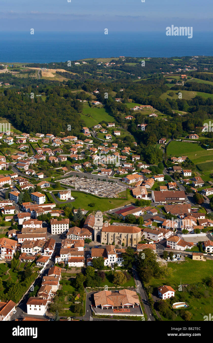 Vue aérienne de la ville d'Urrugne Pays Basque France Banque D'Images