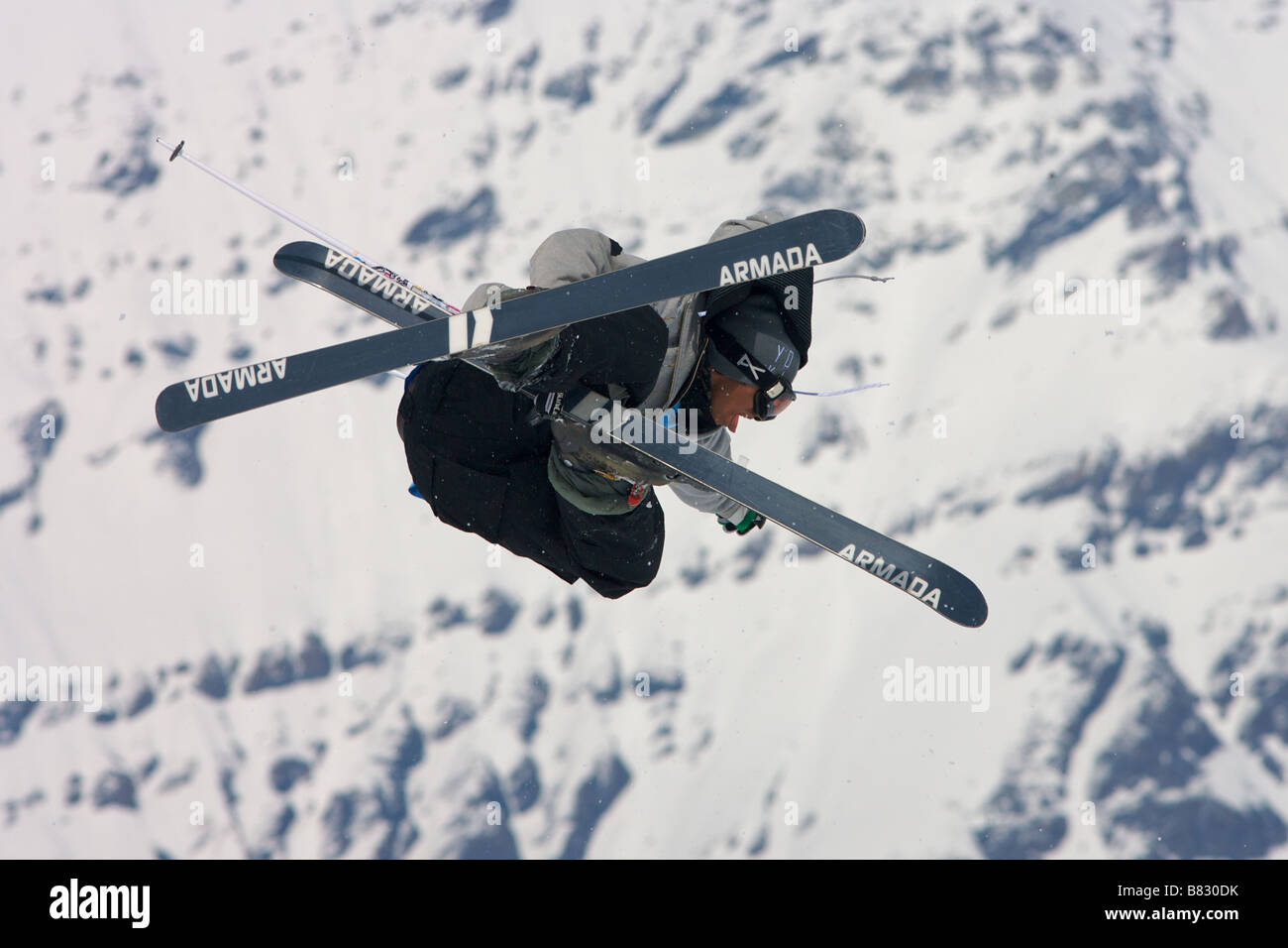 Jeune skieuse obtient de l'air dans le snow park de val d'isère, france Banque D'Images