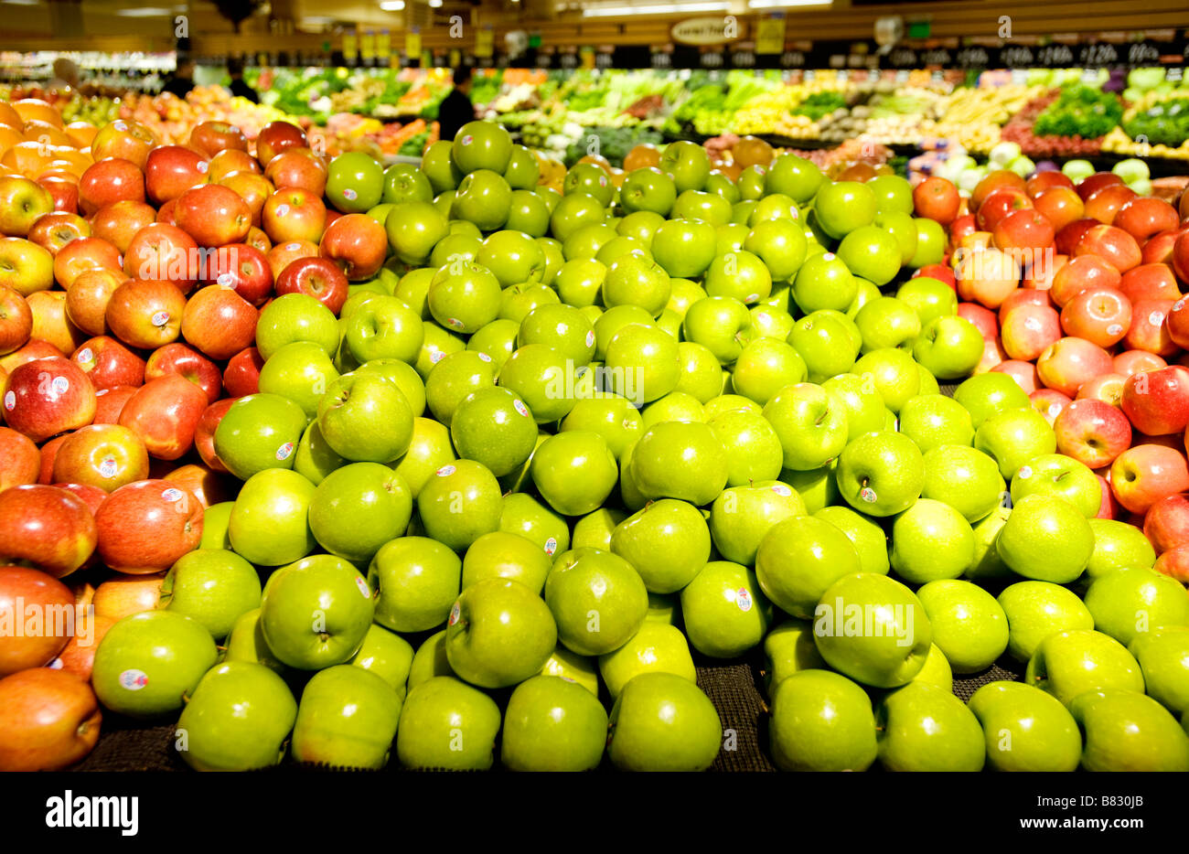Trois sortes de pommes sont exposées dans un supermarché produire l'article Banque D'Images