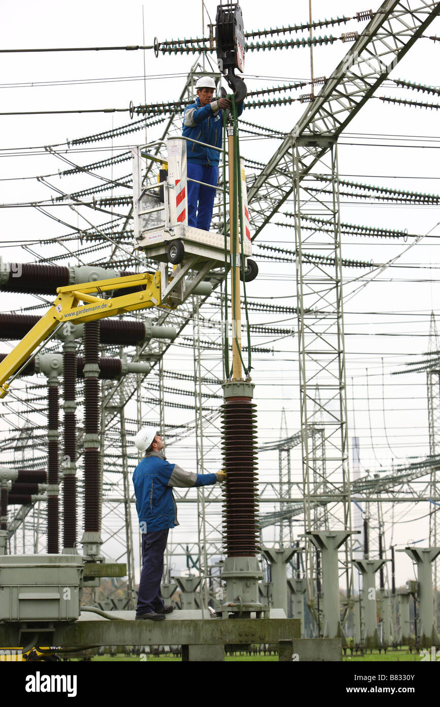Les travaux d'entretien de l'électricité dans une station de transformation ELE Energy Company Marl Allemagne Banque D'Images