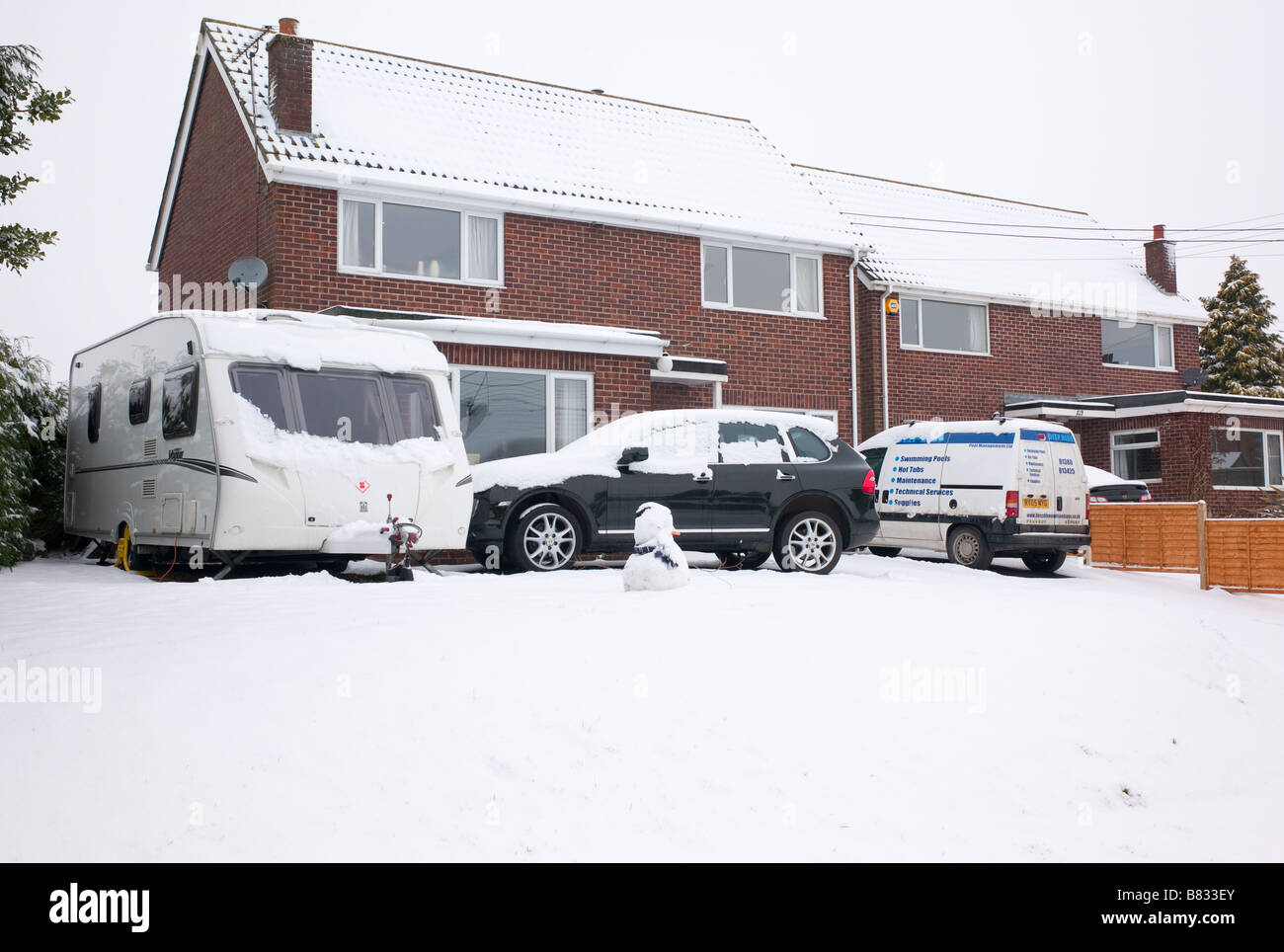 La neige hivernale et caravane permet de voitures stationnées à domicile après une période de mauvais temps Banque D'Images