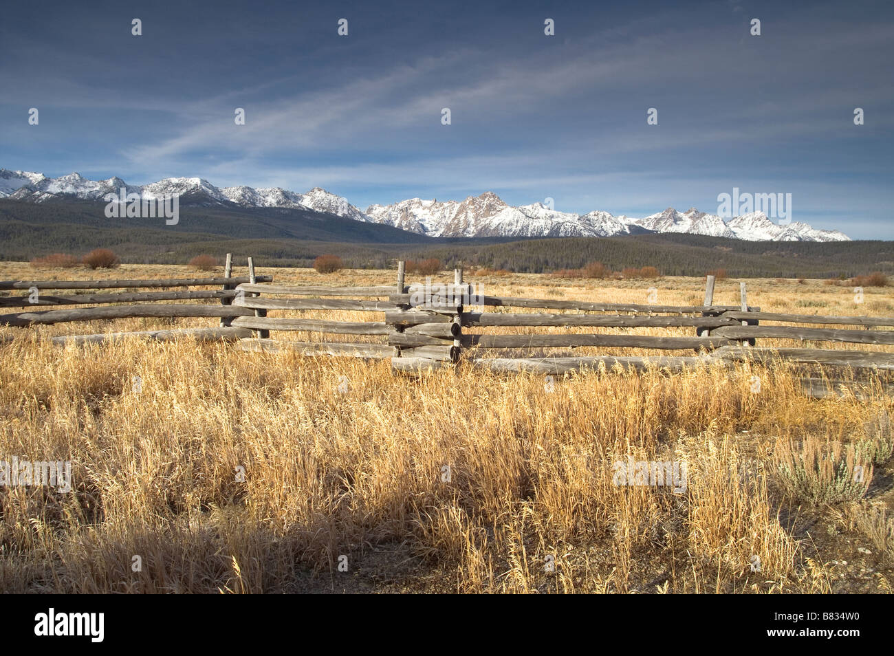 Clôture et champ près de Montagnes en dents de scie de l'autoroute 75 dans la région de Idaho North America United States Banque D'Images