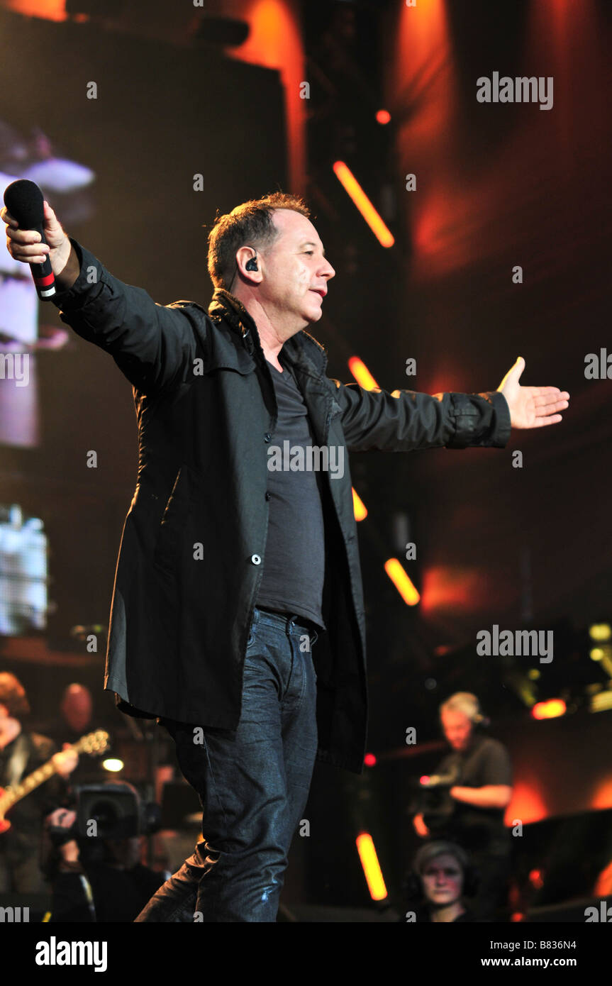 Jim Jerr de Simple Minds effectue lors d'un concert à Londres Banque D'Images