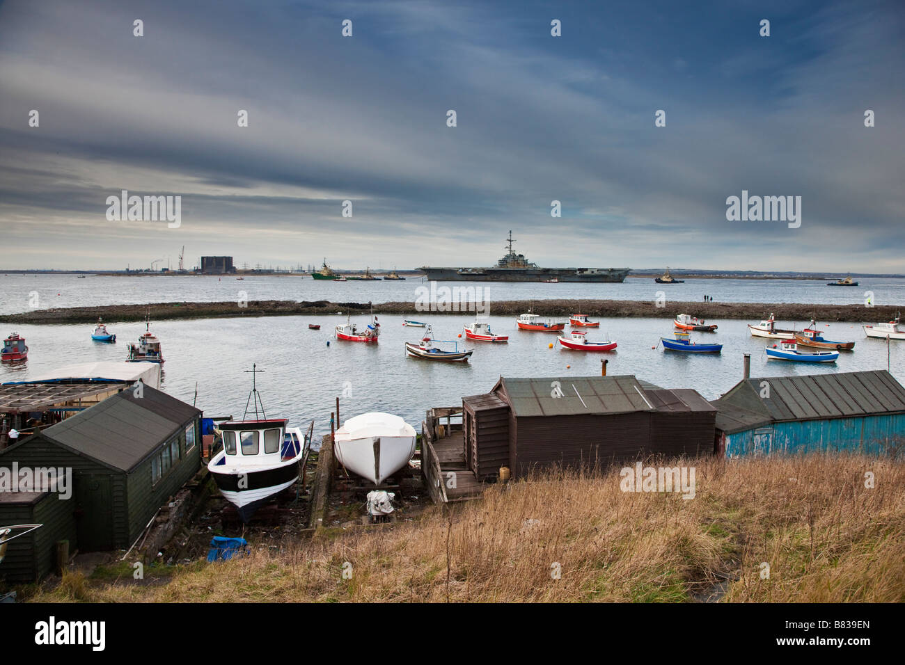 Porte-avions français Clemenceau arrive à Teesmouth pour démontage par mesure UK Banque D'Images
