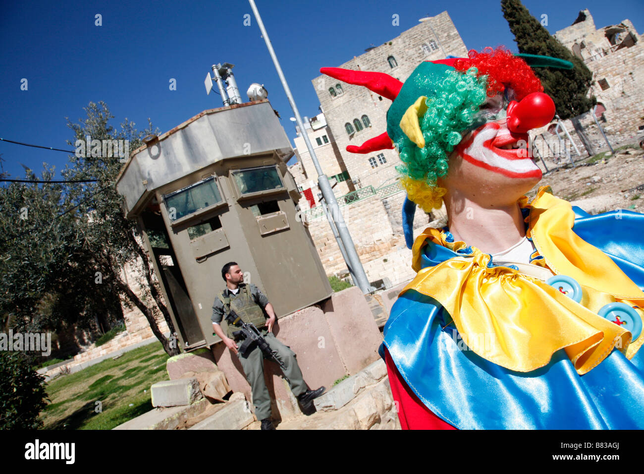 Colon israélien habillé en clown lors de célébrations de Pourim dans la ville de Cisjordanie d'Hébron. Banque D'Images