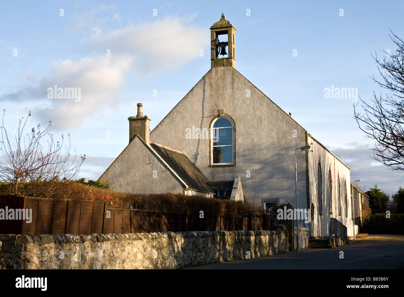 Vieille église blanche avec un clocher, un jour d'hiver à Rathven, Ecosse Banque D'Images