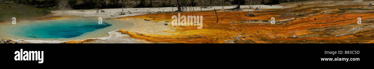 Super large panorama de droit d'un étang de soufre et de l'environnement dans le Parc National de Yellowstone Banque D'Images