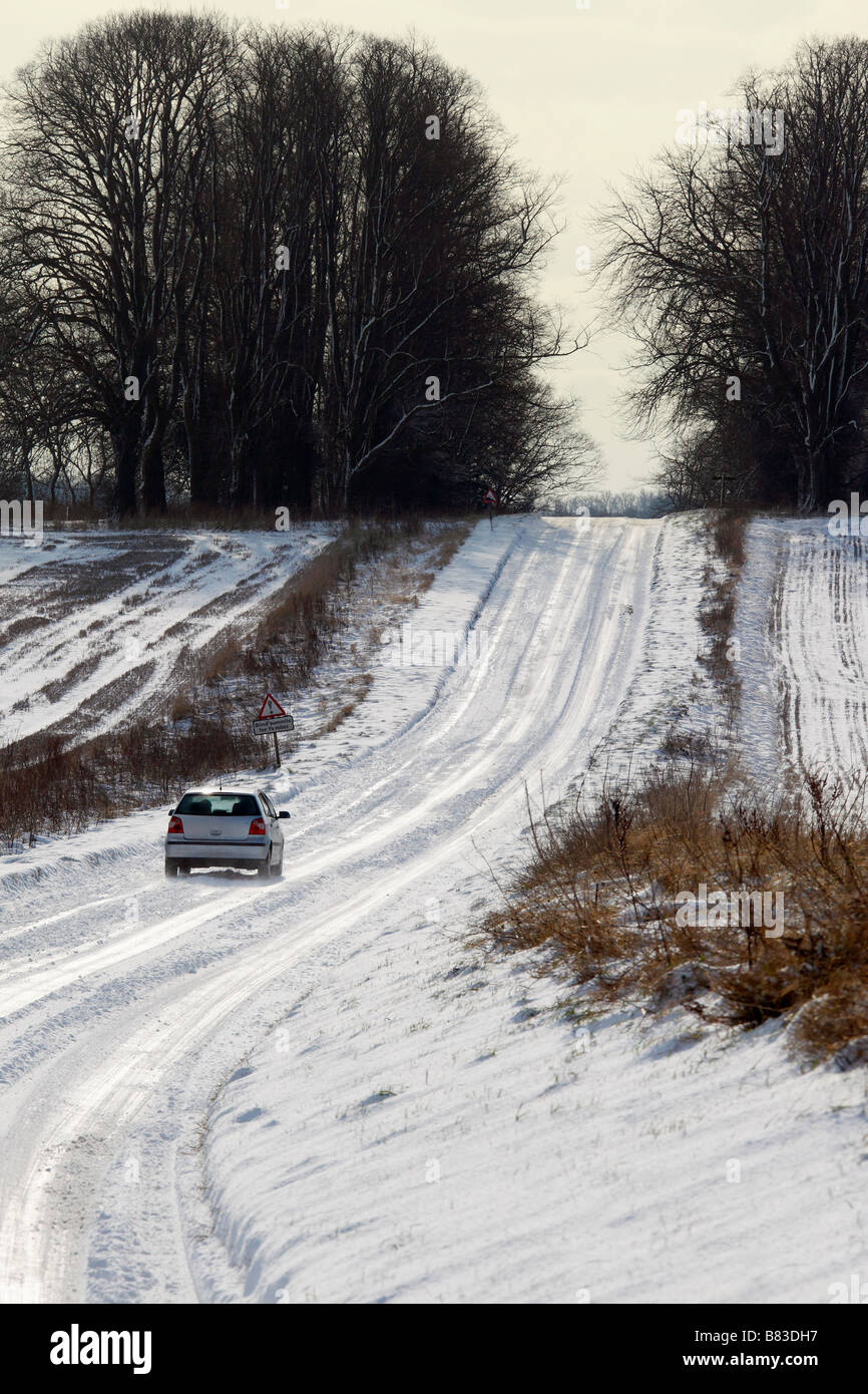 La conduite en hiver dans la campagne du Yorkshire du Nord dans le nord de l'Angleterre Banque D'Images