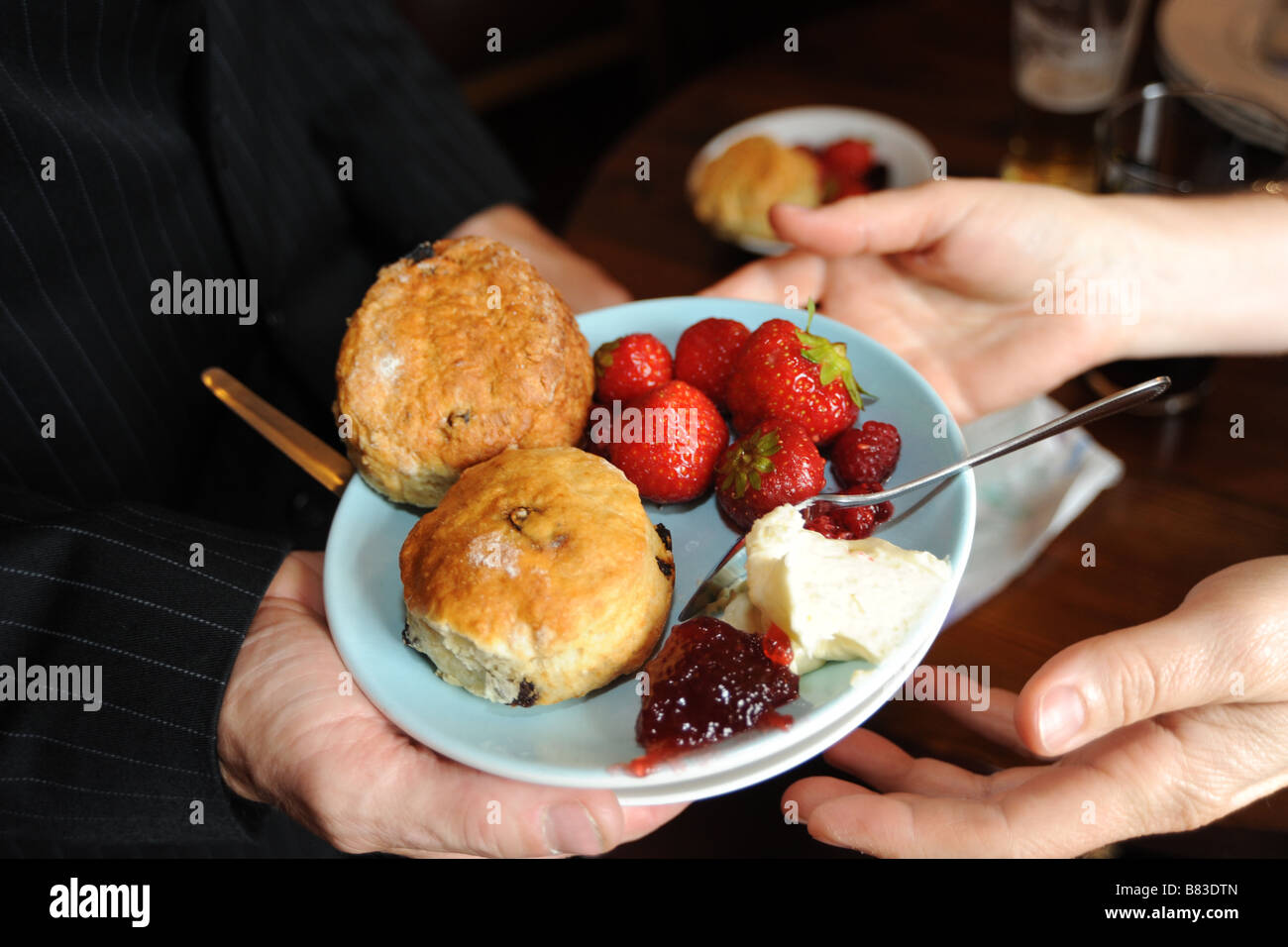 Des scones, fraises et crème au thé un mariage d'été Banque D'Images