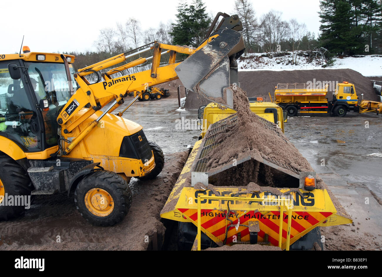 Saleuses et chasse-neige d'être chargé de grain à la route routes conseil depot dans l'Aberdeenshire, Ecosse, Royaume-Uni Banque D'Images