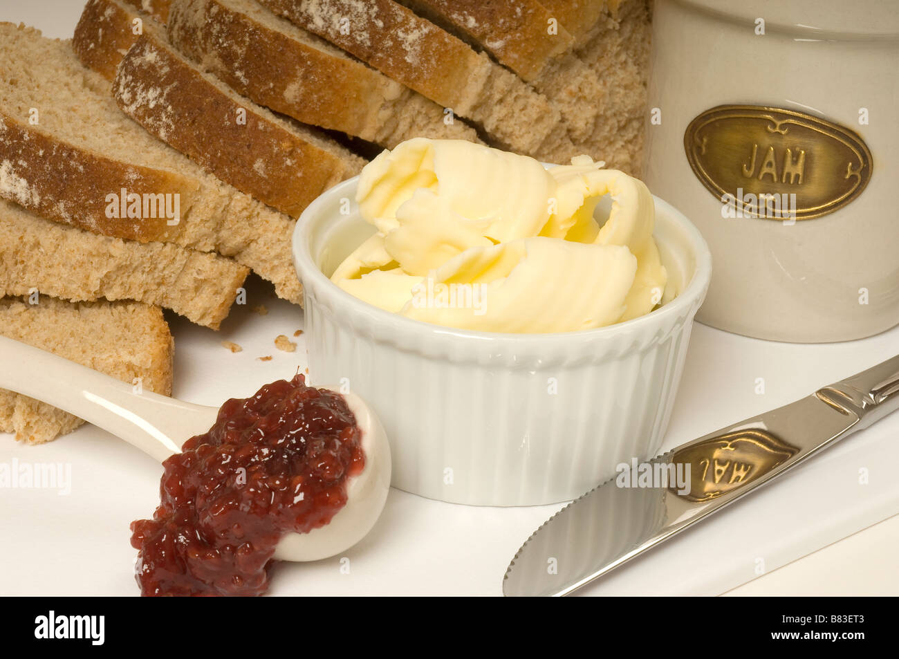 Des tranches de beurre de pain complet et de confiture se ferment Banque D'Images