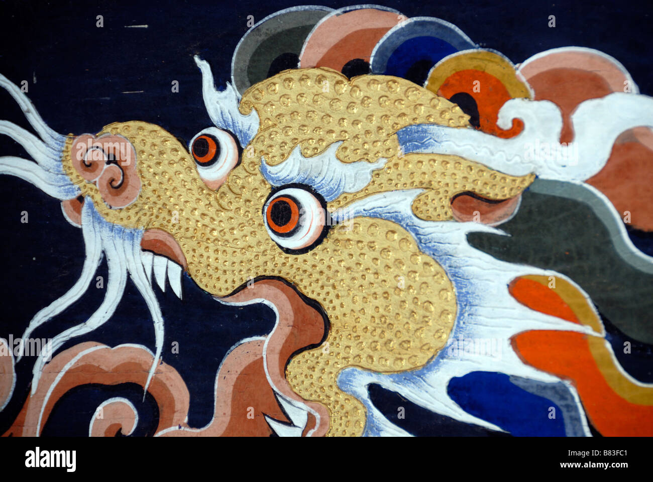 Représentation d'un dragon peint de style bhoutanais traditionnel. Banque D'Images