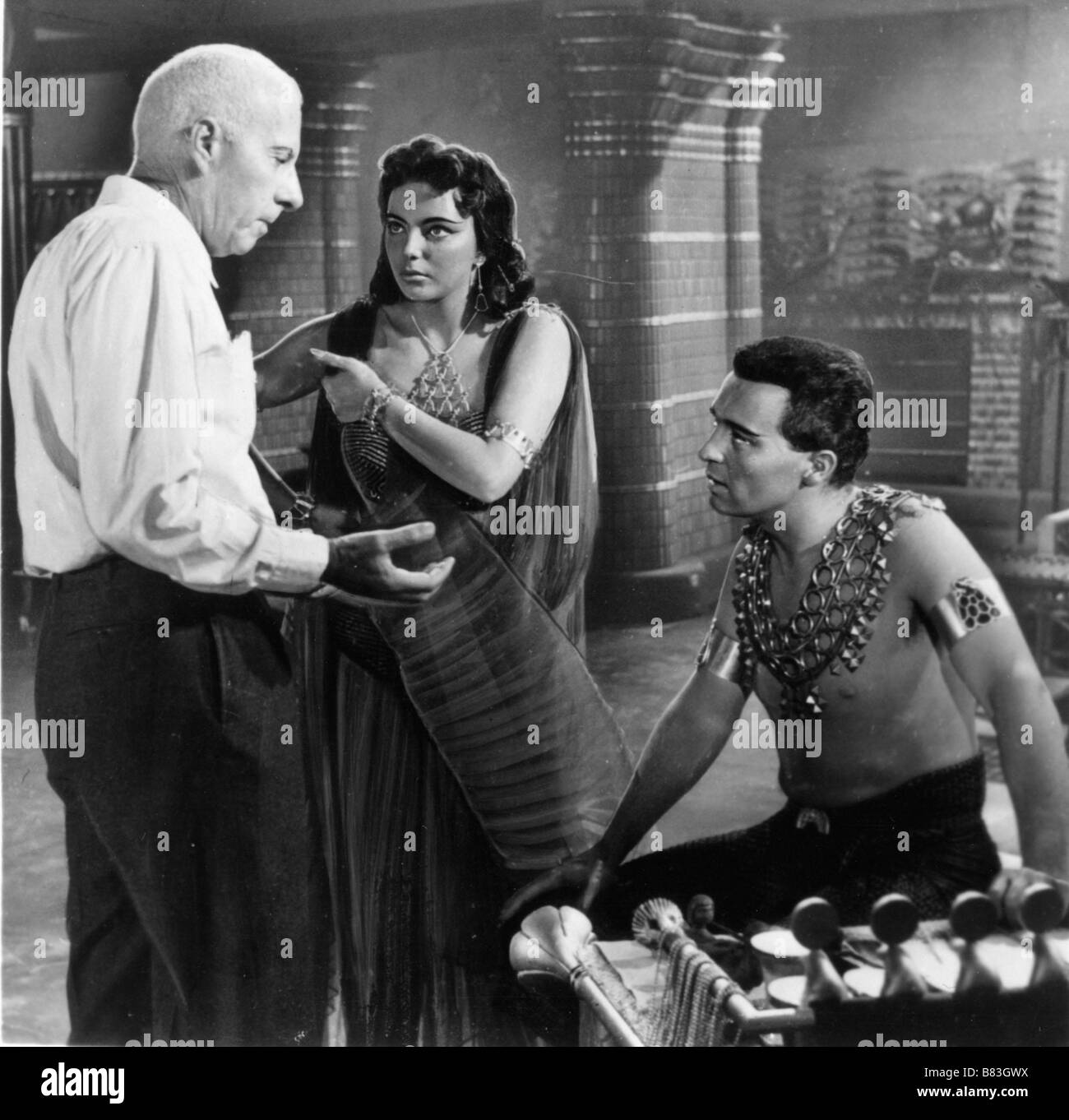 Howard Hawks Howard Hawks Howard Hawks Joan Collins Dewey Martin Sur L Ensemble De Pays Des Pharaons Annee 1955 Usa Tournage La Terre Des Pharaons Photo Stock Alamy