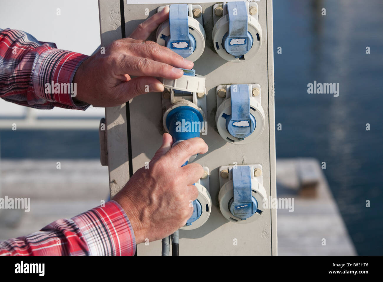 Des prises d'alimentation sur une passerelle dans une marina. Banque D'Images