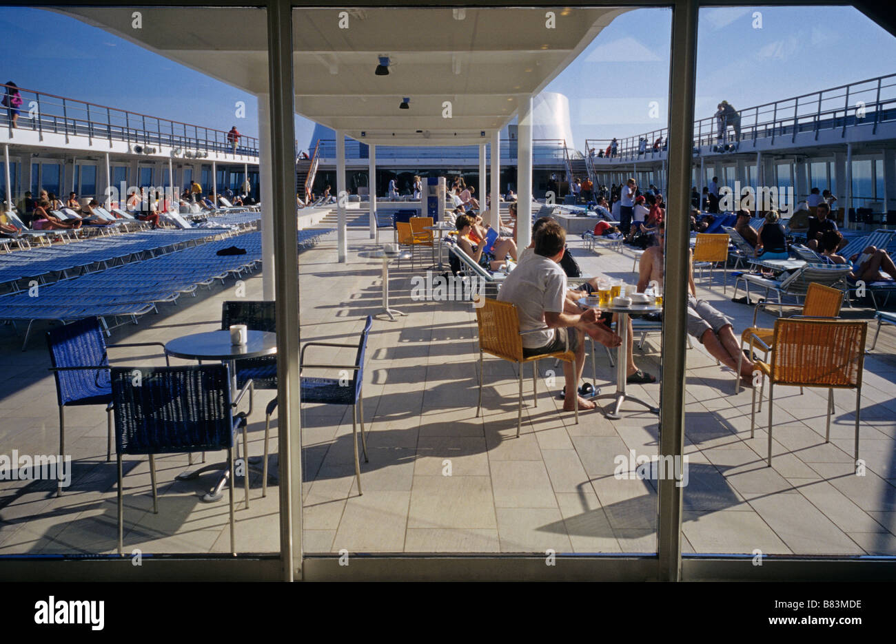 Vue à travers la vitre de la terrasse d'un navire de croisière Banque D'Images