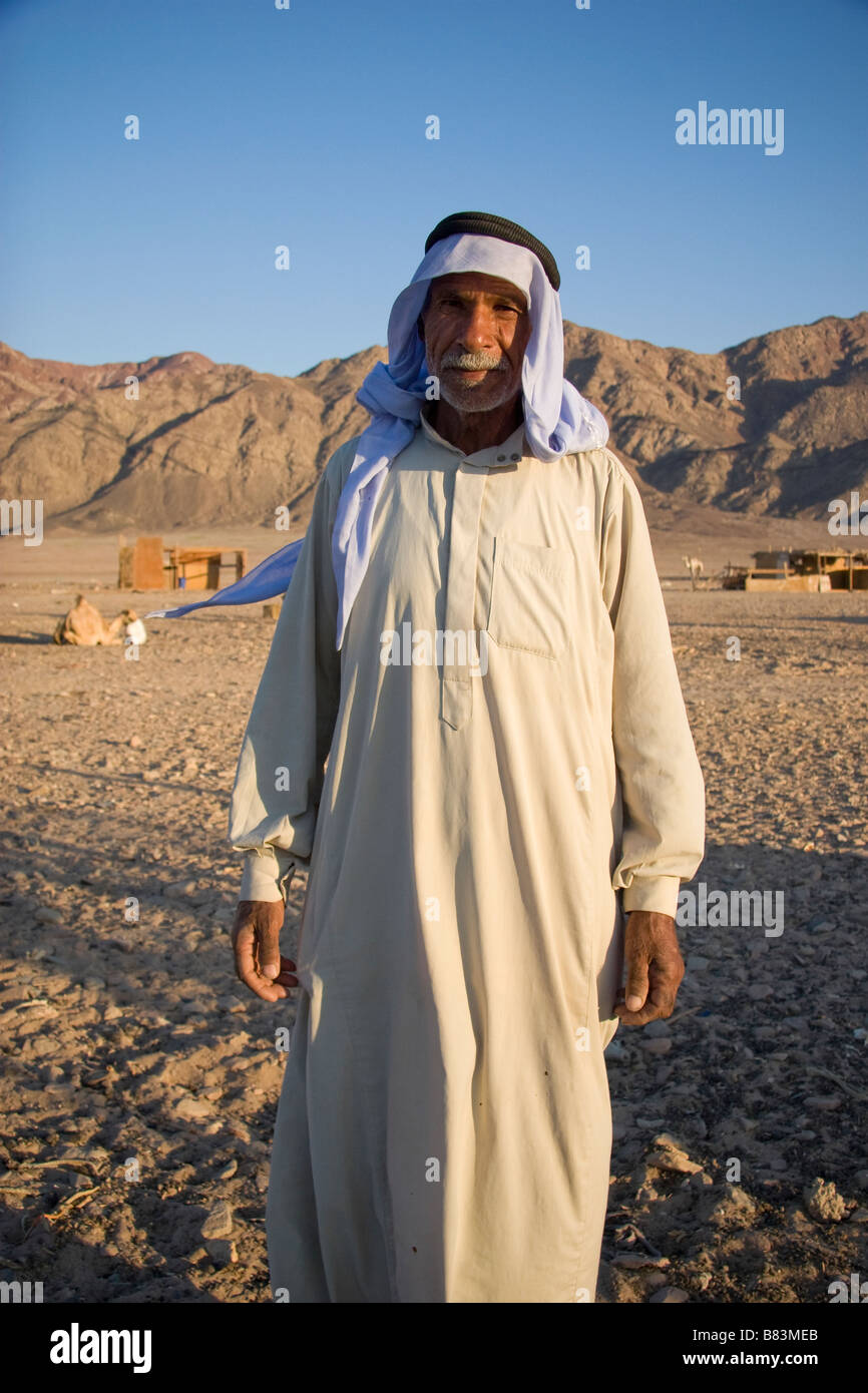 Cheikh bédouin à Ras Abu Gallum sur la côte de la mer Rouge, au nord de la station balnéaire de Dahab Sinai en Egypte Banque D'Images