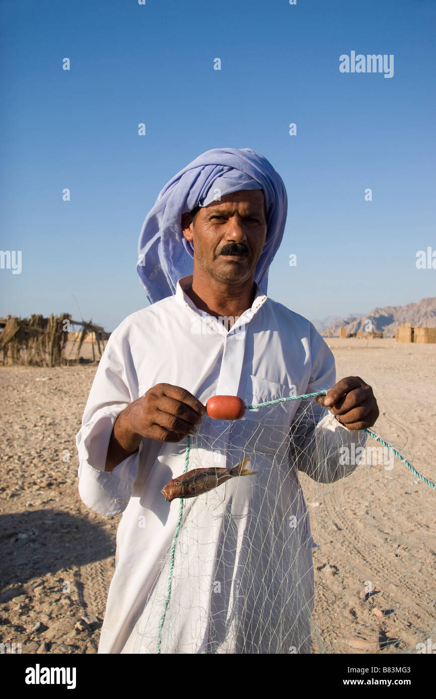 Cheikh bédouin montre sa prise de poisson à Ras Abu Gallum sur la côte de la mer Rouge, au nord de la station balnéaire de Dahab Sinai en Egypte Banque D'Images