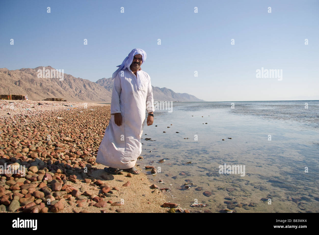 Cheikh bédouin avant de faire ses prières à Ras Abu Gallum sur la côte de la mer Rouge, au nord de la station balnéaire de Dahab Sinai en Egypte Banque D'Images