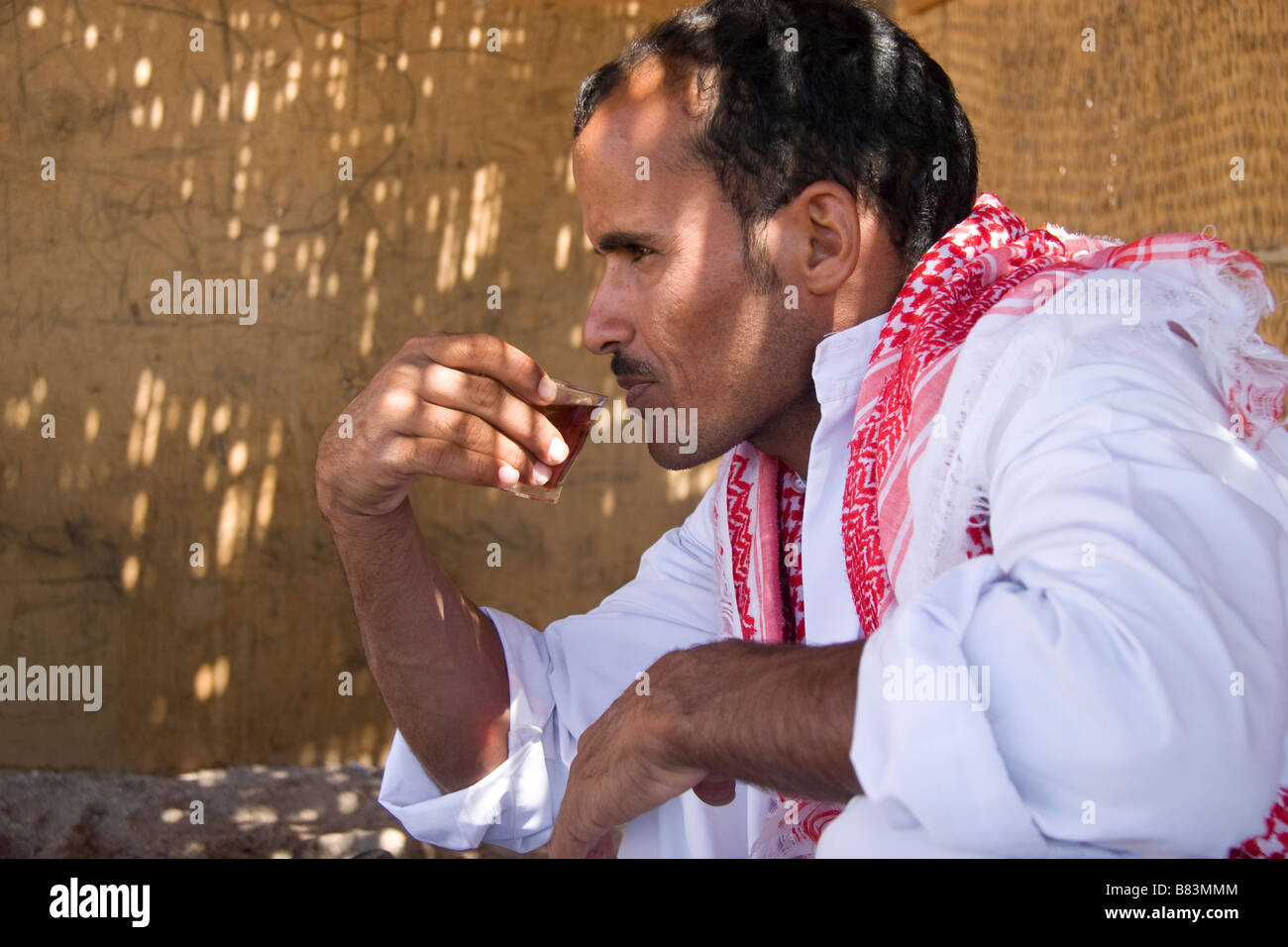 Guide bédouin bénéficie d'habitude dans le village de Ras Abu Gallum, au nord de la station balnéaire de Dahab Sinai en Egypte Banque D'Images