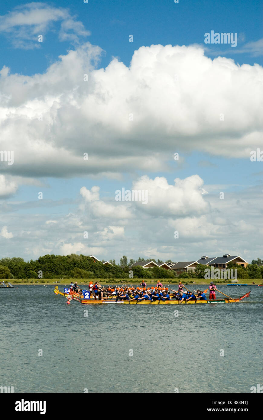 La course de bateaux-dragons à Milton Keynes Banque D'Images