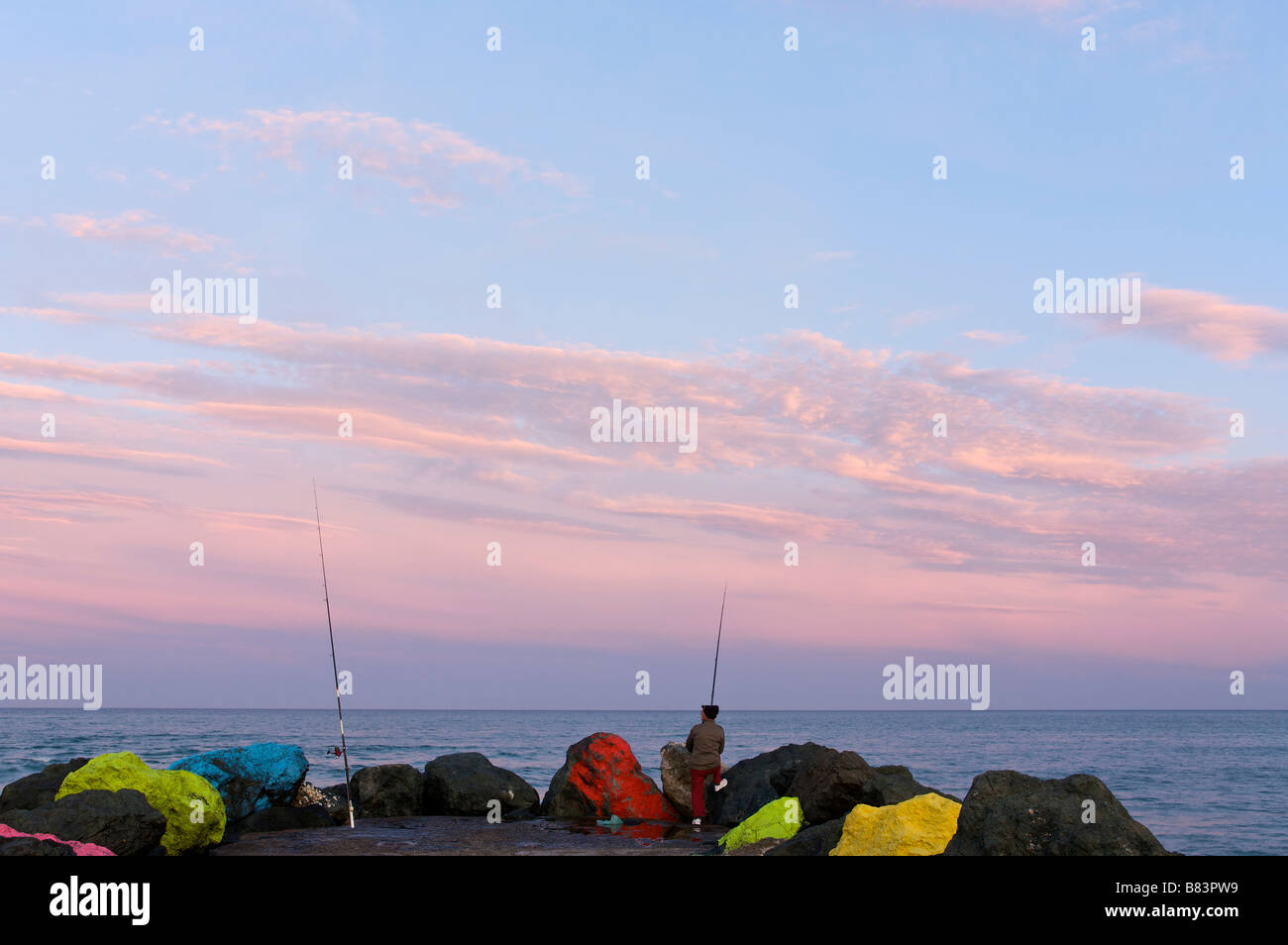 Pêcheur sur une digue à Anglet, France Banque D'Images