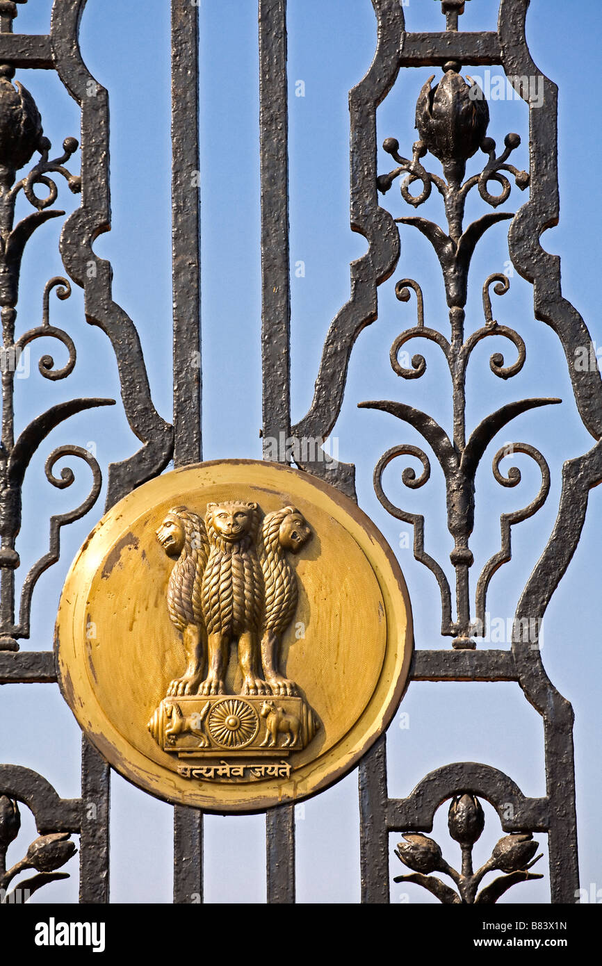Le joint de l'Inde à la portes en fer forgé menant à Rashtrapati Bhavan les présidents palace à New Delhi Banque D'Images