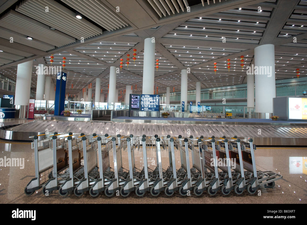 Intérieur du grand hall de récupération des bagages de l'Aéroport Terminal 3 de Beijing Chine 2009 Banque D'Images