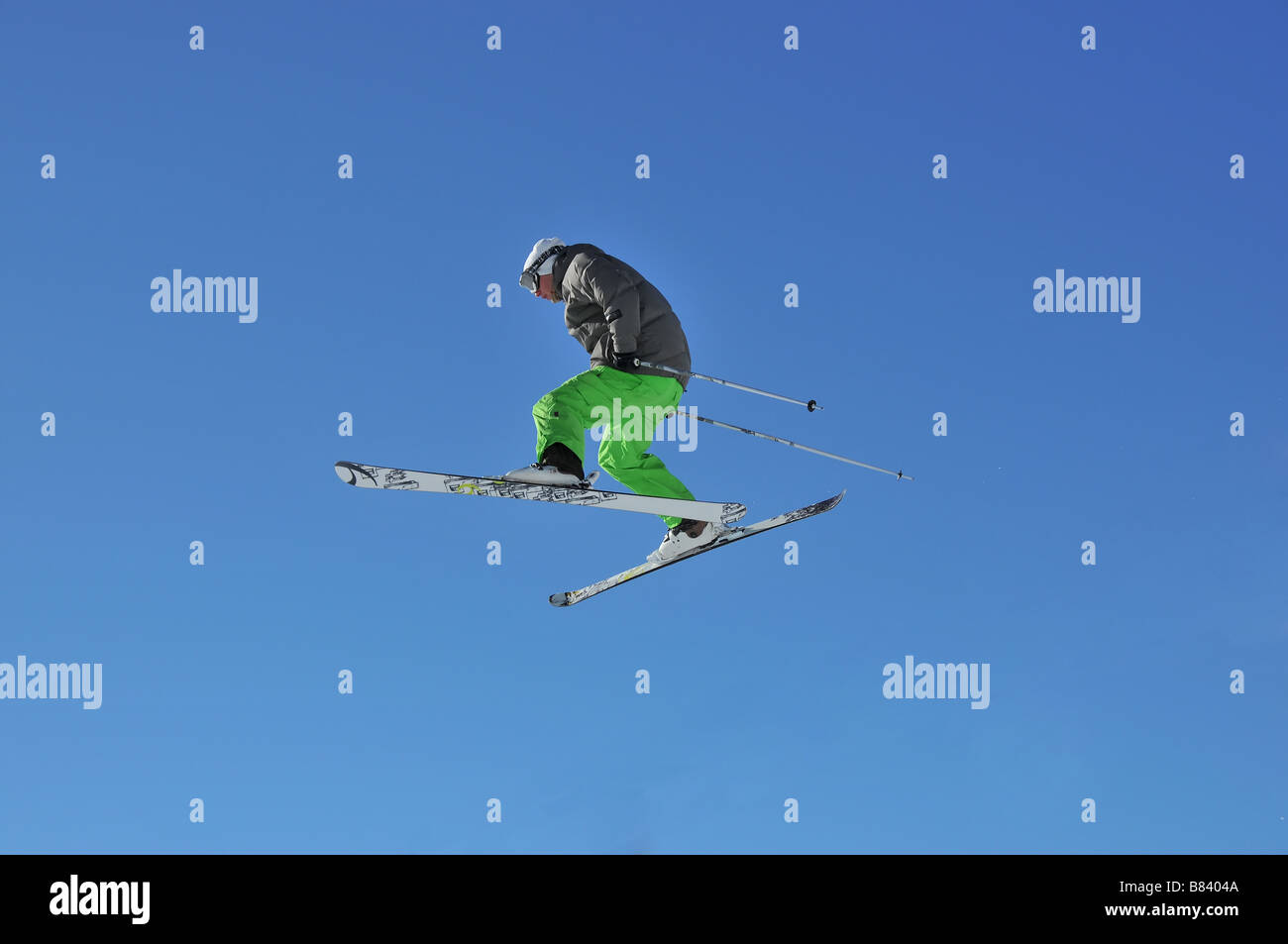 L'exécution d'un skieur saut Banque D'Images