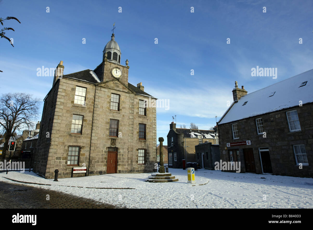 La vieille ville, à côté du bâtiment de maison de l'Université Old Aberdeen, Écosse, Royaume-Uni, vu couvert de neige en hiver Banque D'Images