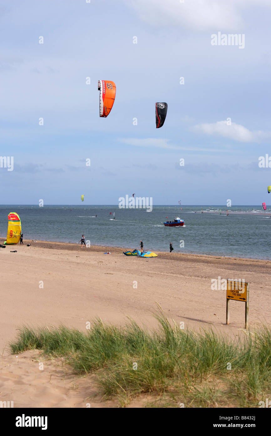 Kitesurfers à beach Exmouth Devon, Angleterre Royaume-Uni Banque D'Images