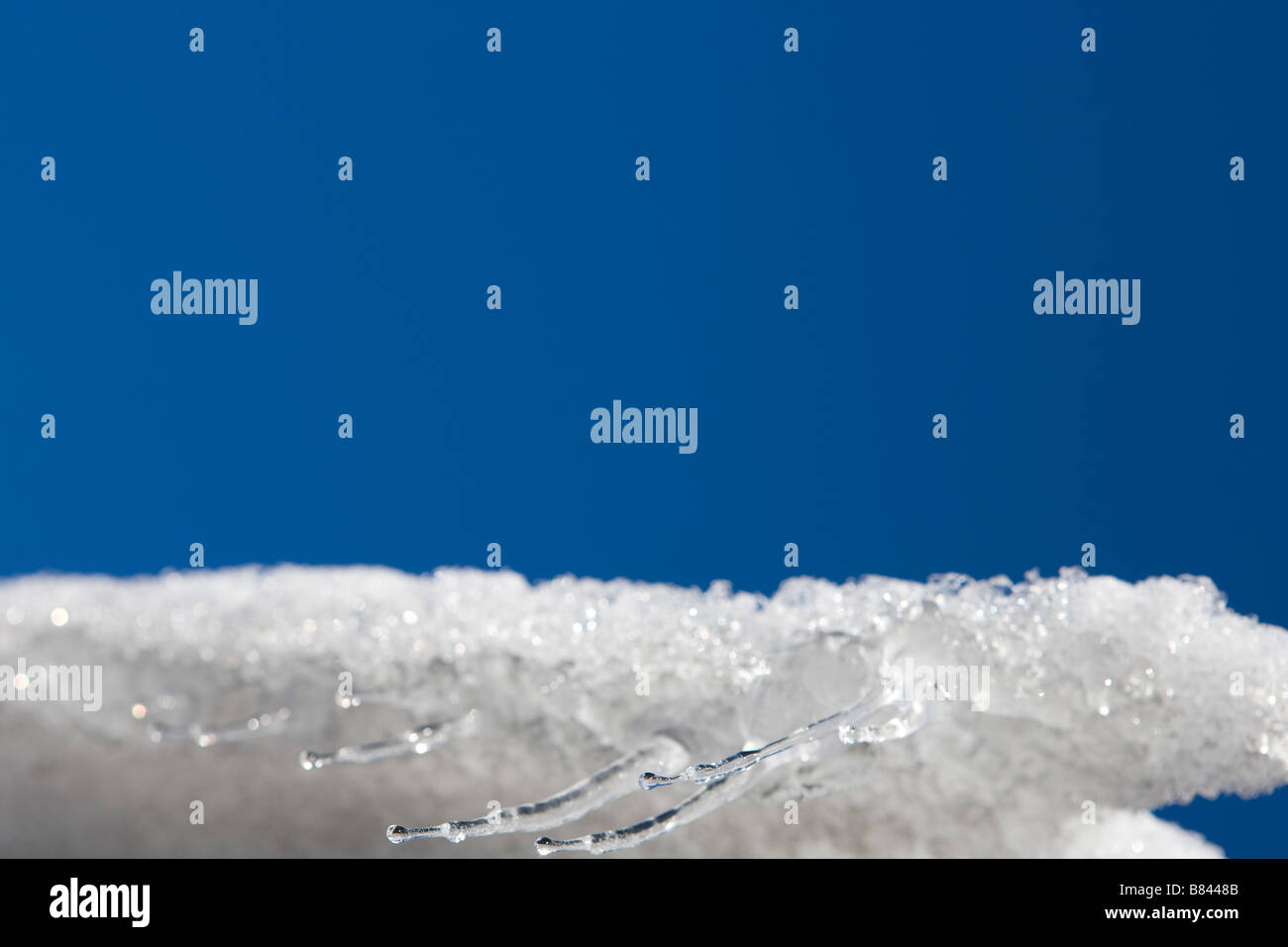 La neige et la glace et un ciel bleu avec de l'eau des glaçons driping Banque D'Images