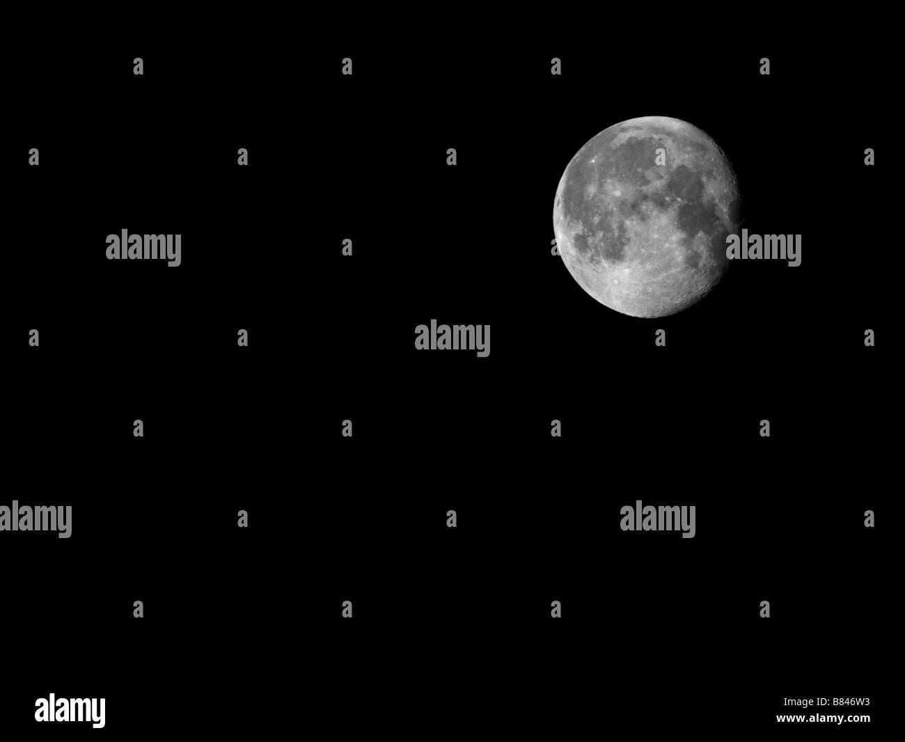 La lune lumineuse brillant afficher le détail complet du paysage lunaire sur une soirée hivers sur la rivière Clyde en Écosse Banque D'Images