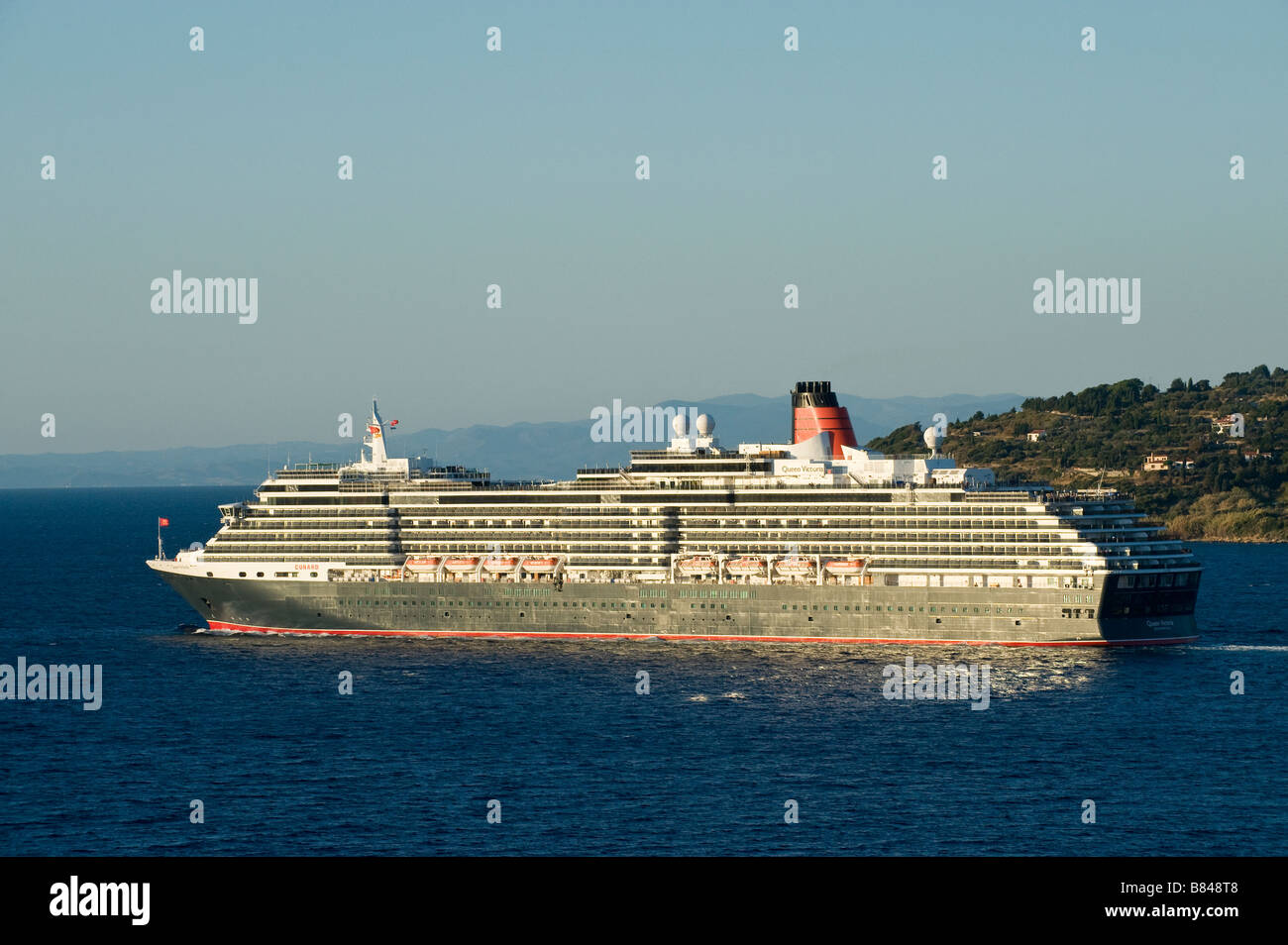 Le bateau de croisière MS La reine Victoria de quitter le golfe de Samos. Banque D'Images