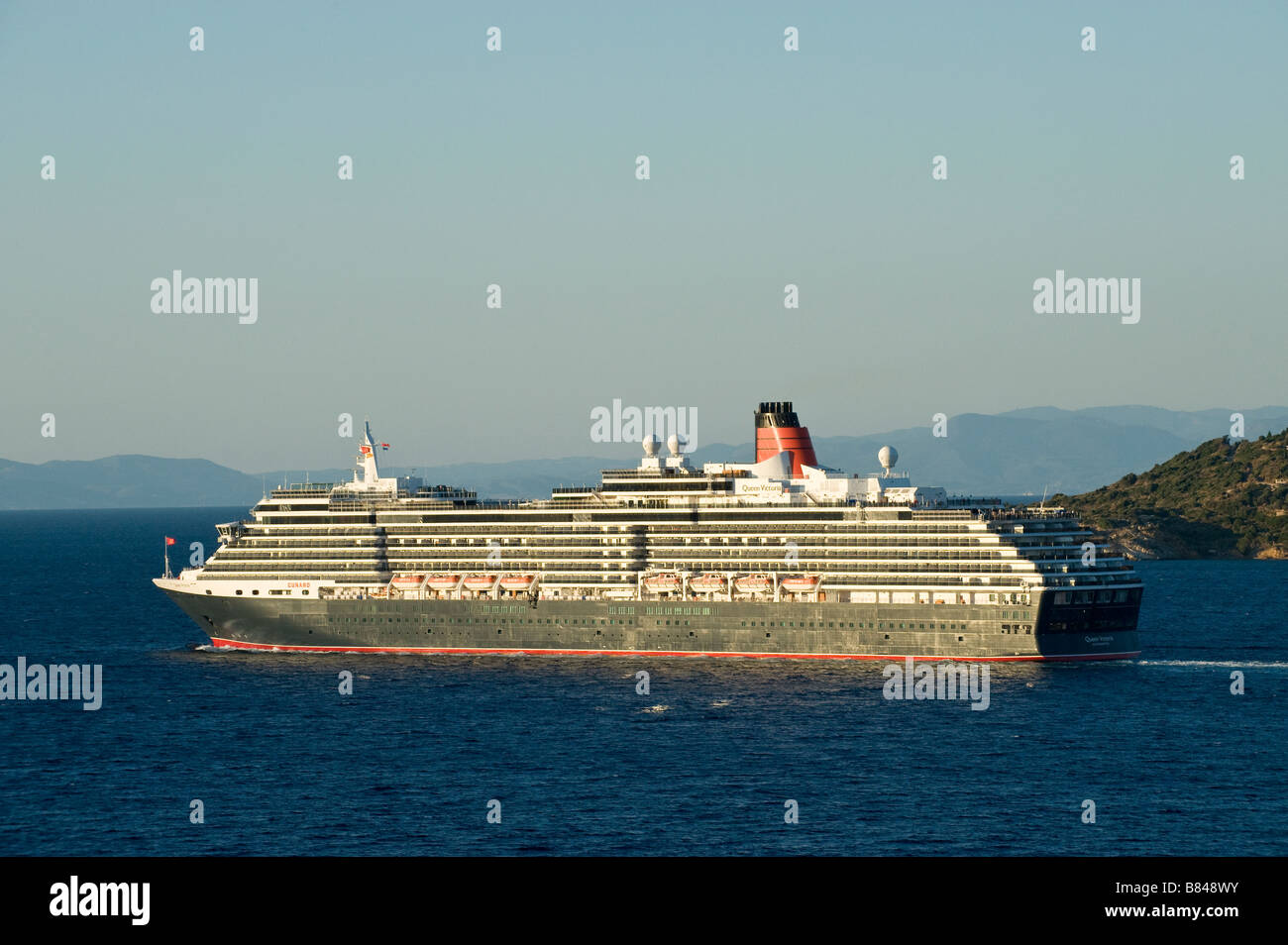Le bateau de croisière MS La reine Victoria de quitter le golfe de Samos. Banque D'Images