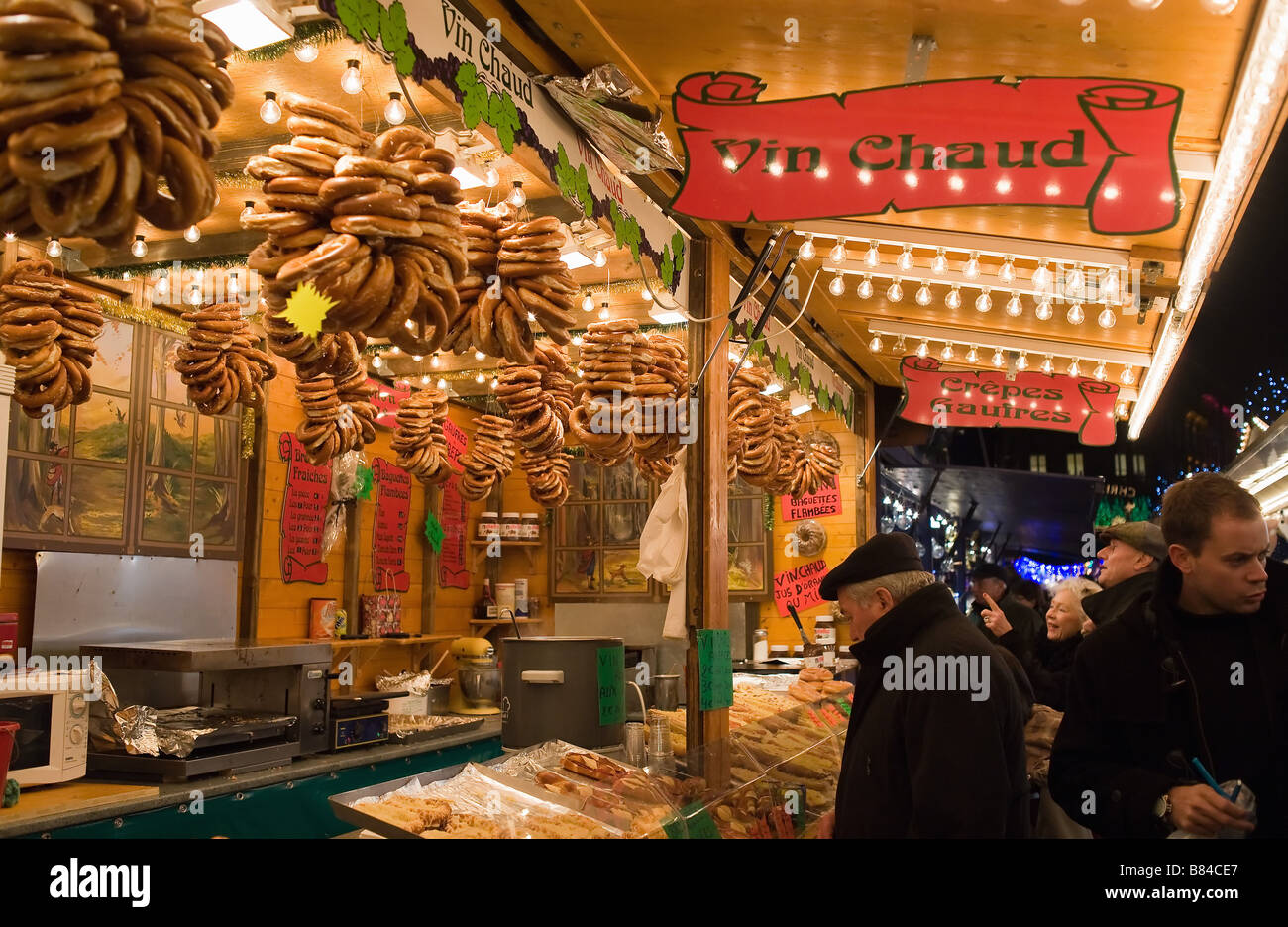 Vin chaud et les bretzels stall, 'Christkindelsmärik' Marché de Noël, Strasbourg, Alsace, France, Europe Banque D'Images