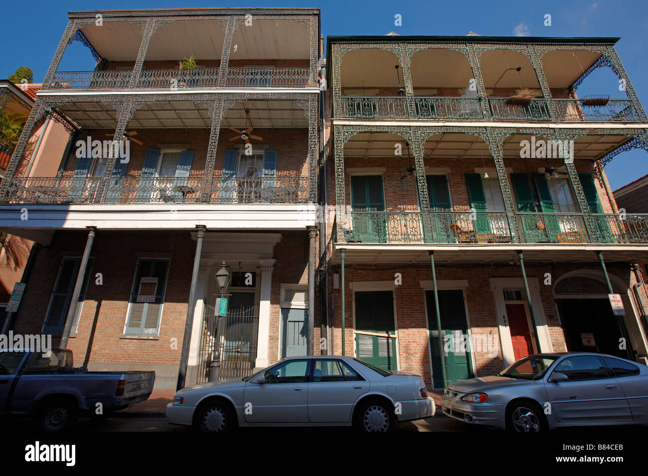Maisons résidentielles typiques avec balcon dans le quartier français (Vieux Quartier). La Nouvelle-Orléans, Louisiane, Etats-Unis. Banque D'Images