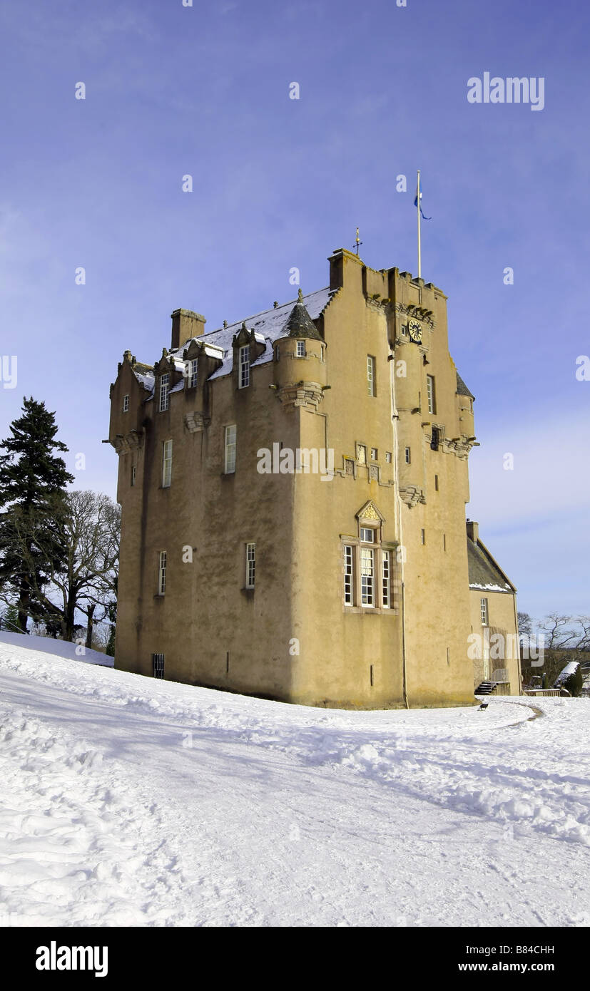 Vue extérieure du Château de Crathes et près de Banchory, Aberdeenshire, Scotland, UK couvertes de neige en hiver Banque D'Images