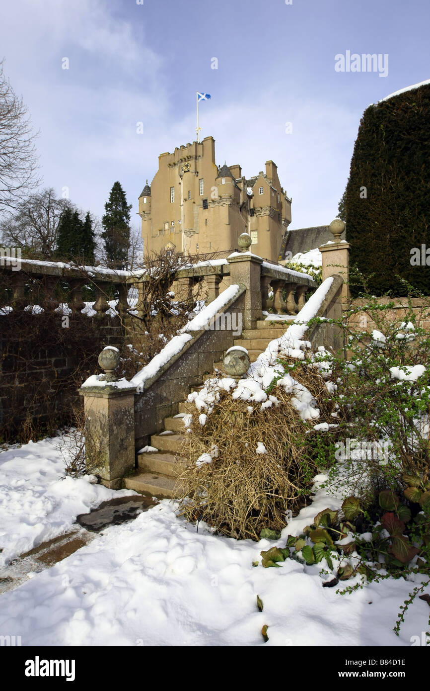 Vue extérieure du Château de Crathes et près de Banchory, Aberdeenshire, Scotland, UK couvertes de neige en hiver Banque D'Images