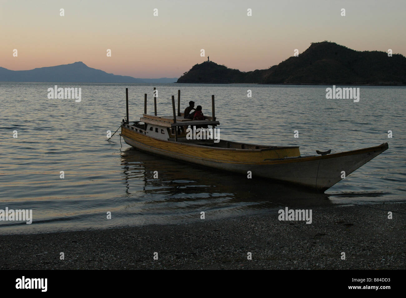 Un bateau amarré sur le port de Dili au Timor Leste avec la silhouette d'Azur Fatucama Banque D'Images