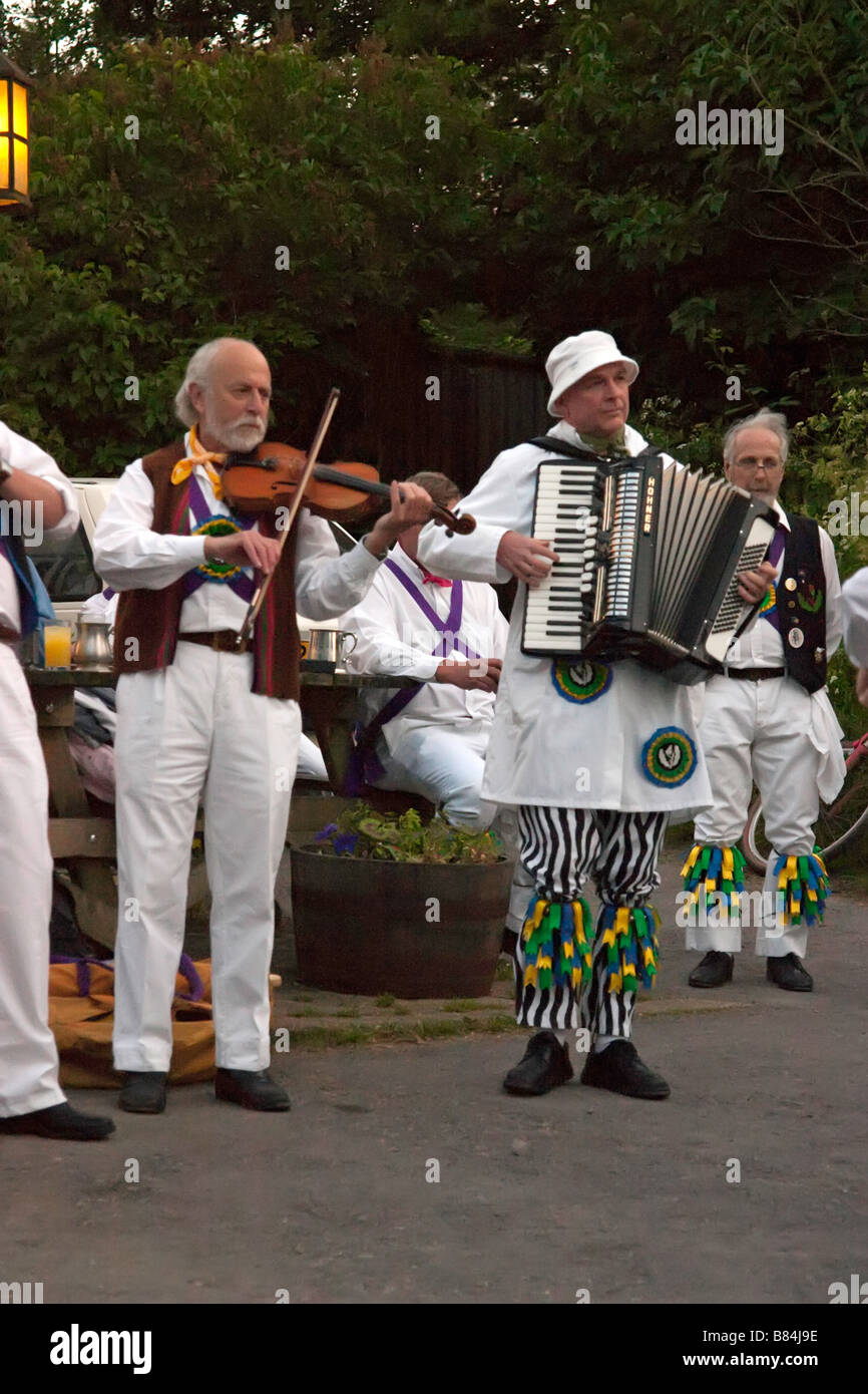 Surrey Morris men à l'extérieur d'un pub Reigate Banque D'Images
