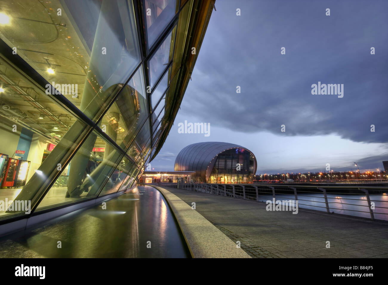Le Glasgow Science Centre sur Pacific Quay avec le cinéma Imax derrière Banque D'Images