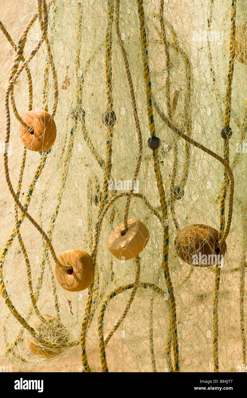 Mexique Mazatlan Sinaloa STATE net et les bouées de pêche colorés suspendus pour sécher le bateau de pêche Banque D'Images